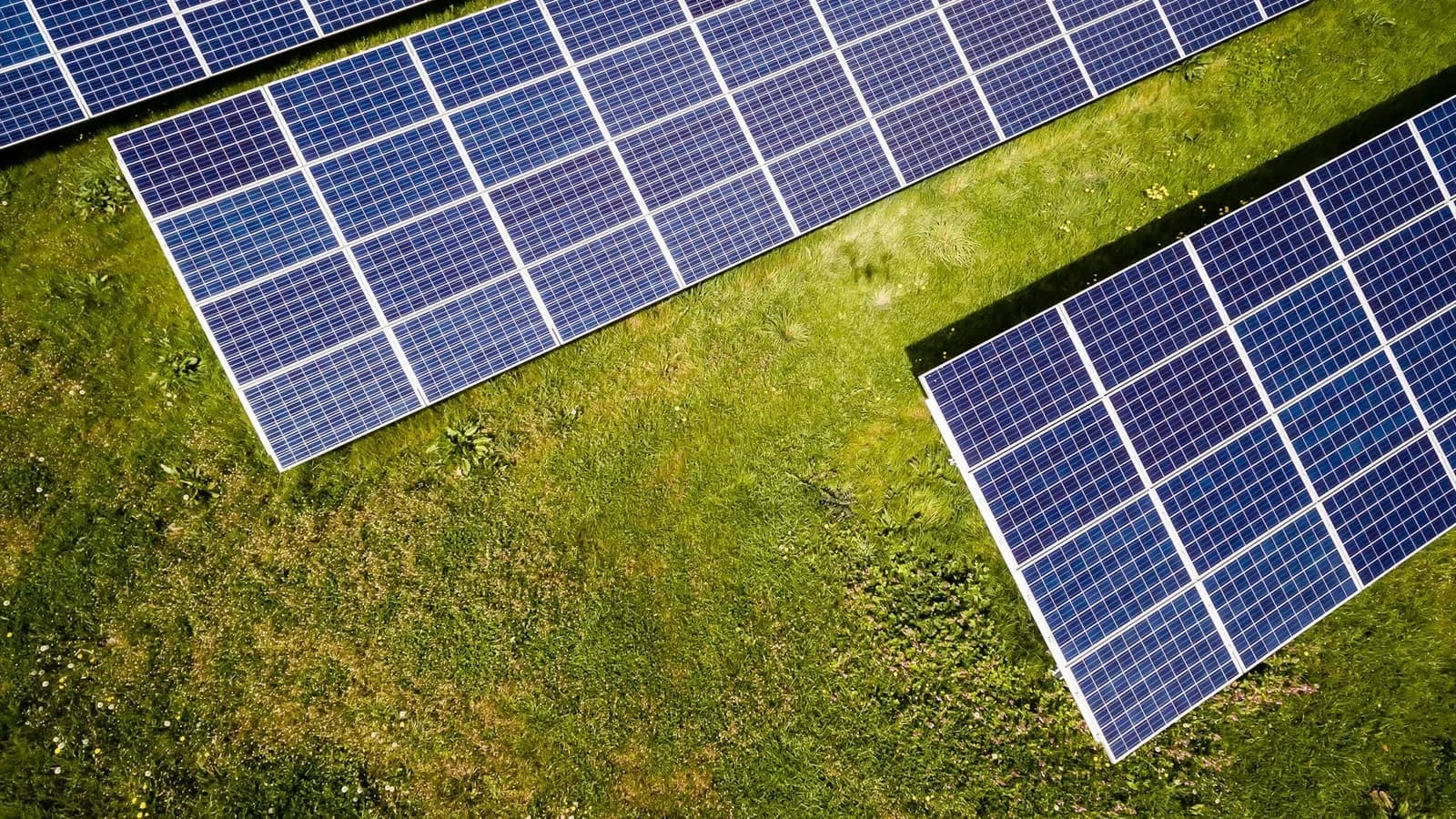 Zonnepanelen in een groen veld