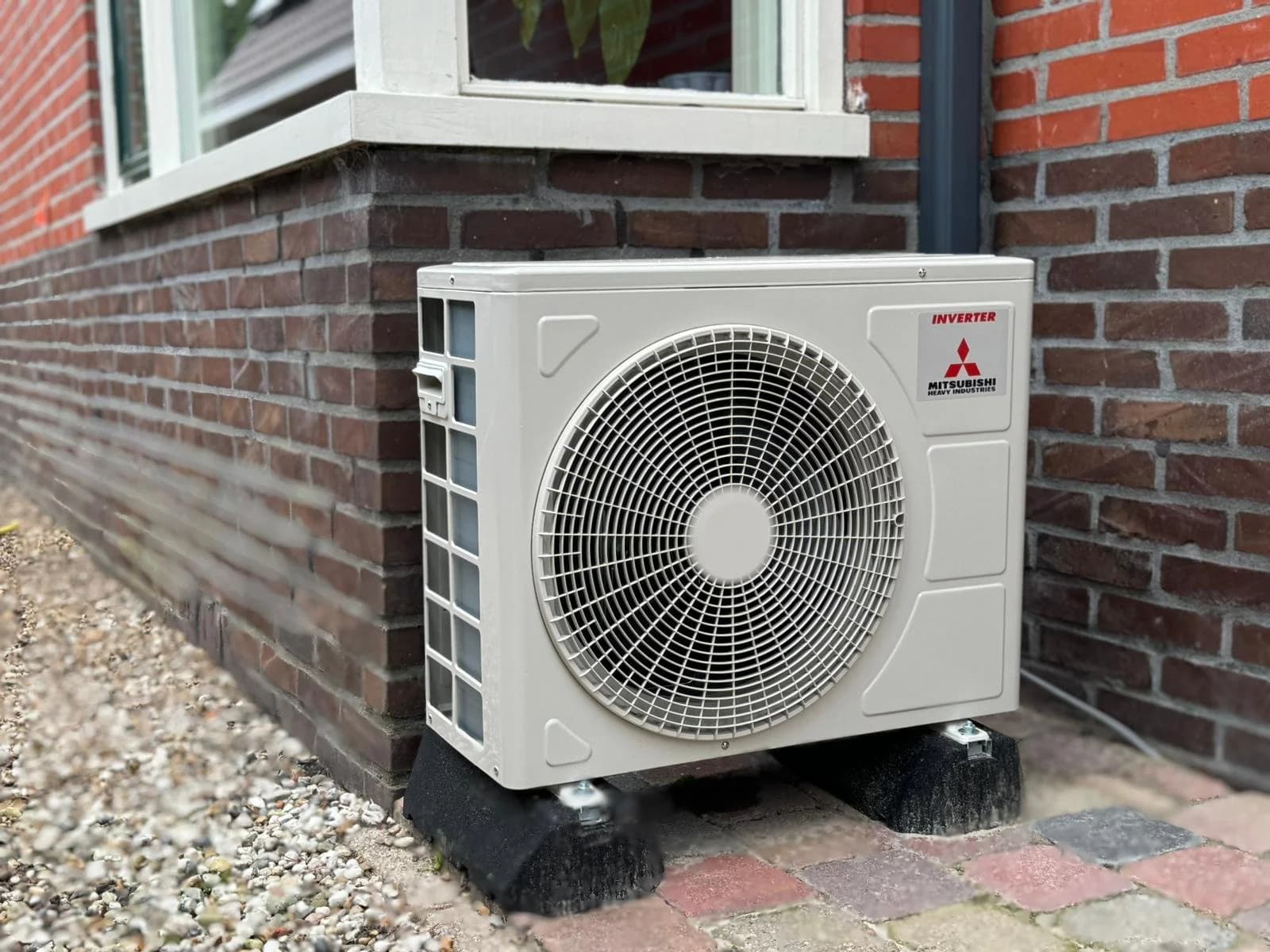 Mitsubishi airco-buitenunit geïnstalleerd aan een woning