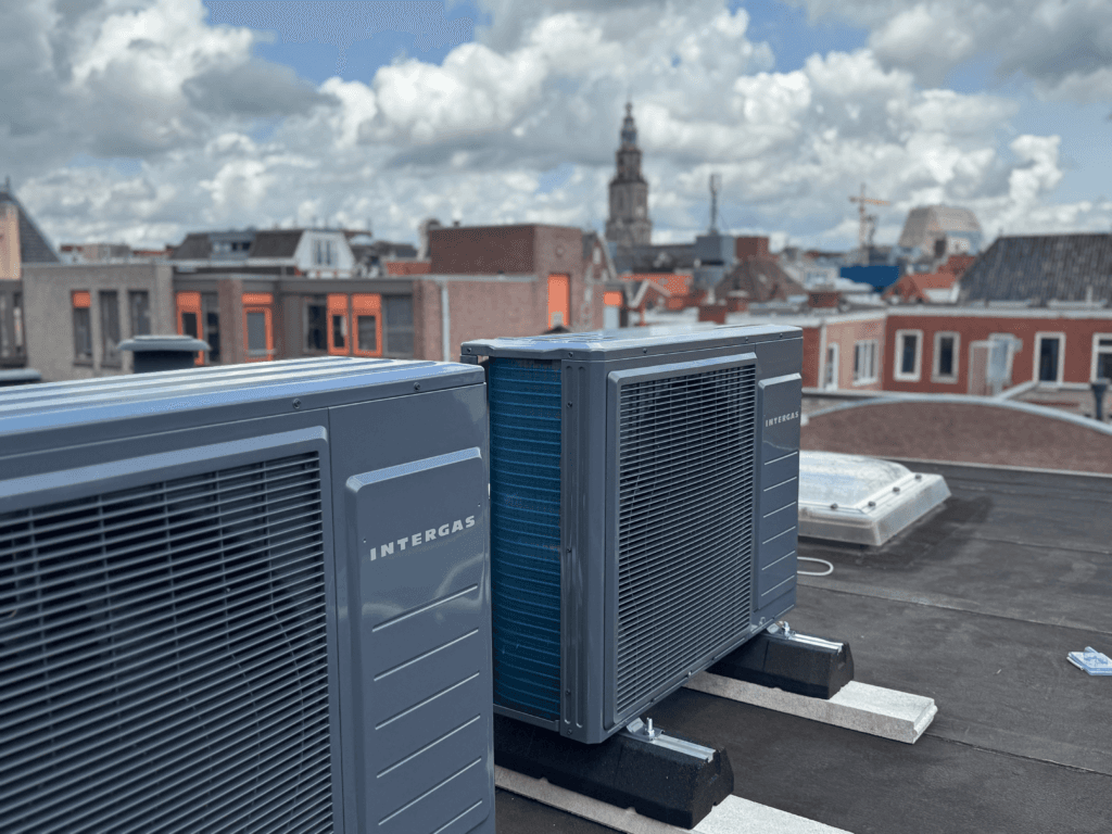 Hybride warmtepomp geïnstalleerd op een dak in Groningen