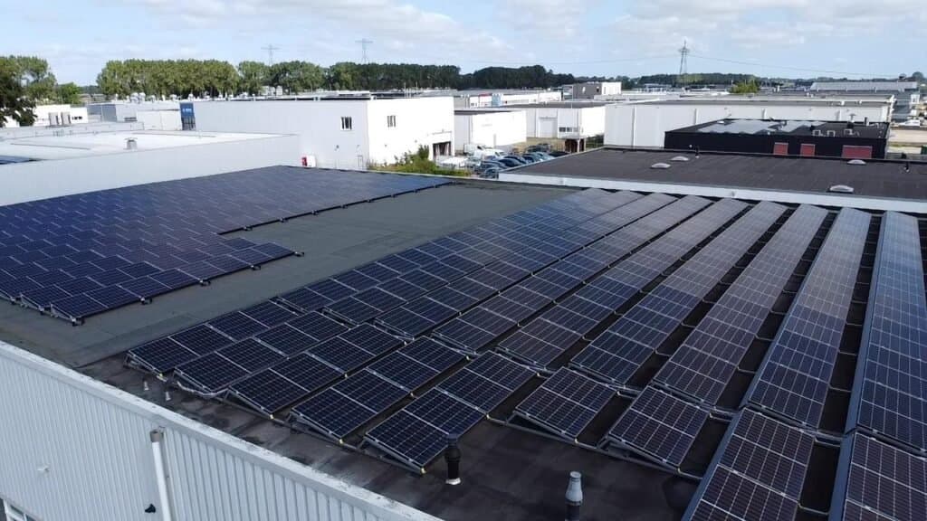 Groot zonnepanelenveld op een bedrijfsdak
